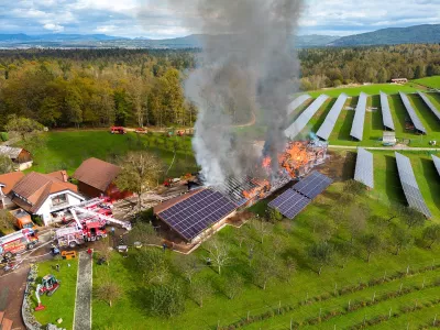 V obsežnem požaru na območju Črnomlja je pogorel cel objekt. Zagorelo je na ostre&scaron;ju, kjer je bila sončna elektrarna. / Foto: Pgd Črnomelj