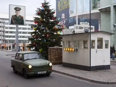 "Berlin, Germany - January 15, 2011: old car ""Trabant"" passes by the former check point ""Charlie"" on border between the western and east Berlin." / Foto: Igmarx
