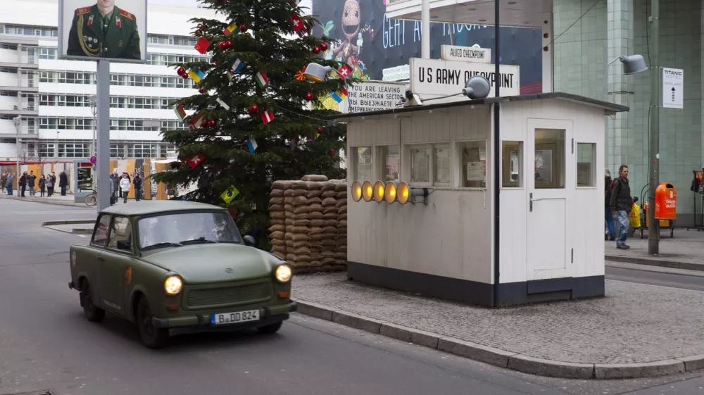"Berlin, Germany - January 15, 2011: old car ""Trabant"" passes by the former check point ""Charlie"" on border between the western and east Berlin." / Foto: Igmarx