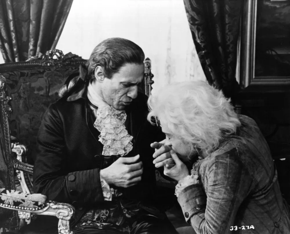 F Murray Abraham reacts as Tom Hulce kisses his hand in a scene from the film 'Amadeus', 1984. (Photo by Orion/Getty Images) / Foto: Archive Photos