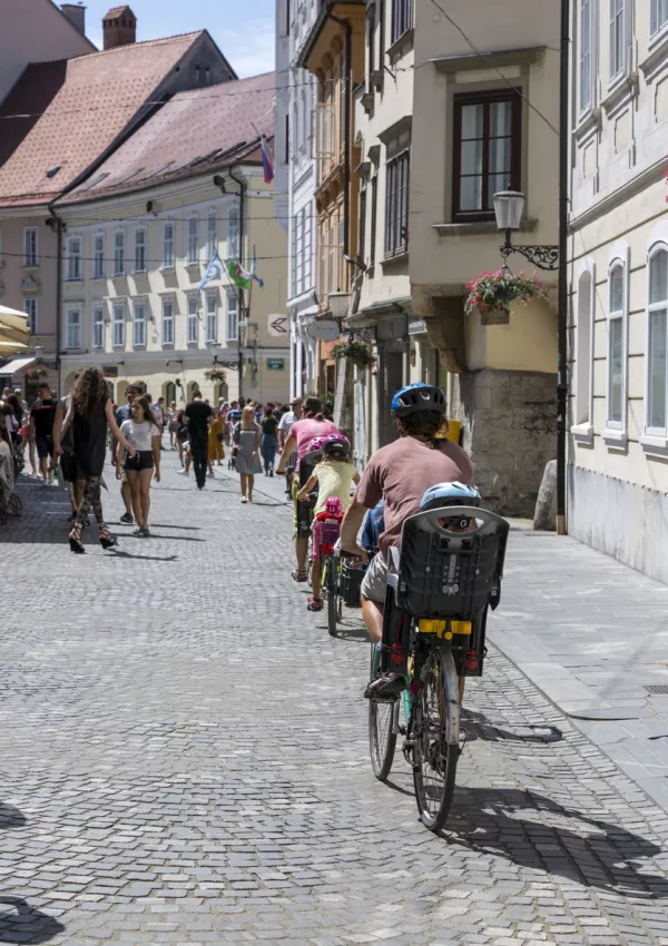 Ljubljana, Slovenia - August 15, 2019: Family rides bicycles on the street of Ljubljana / Foto: I_valentin