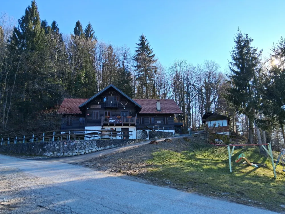 Lovski dom pod Golavo je lahko tudi izhodi&scaron;če za Golavo. / Foto:&nbsp;Katja Petrovec