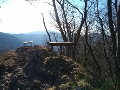 Vrh Golave z dvema klopema ponuja prijeten počitek pred spustom ali nadaljevanjem &scaron;e na kak&scaron;en hrib v bližini. / Foto:&nbsp;Katja Petrovec