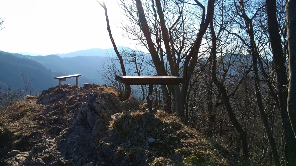 Vrh Golave z dvema klopema ponuja prijeten počitek pred spustom ali nadaljevanjem &scaron;e na kak&scaron;en hrib v bližini. / Foto:&nbsp;Katja Petrovec