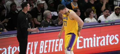 Los Angeles Lakers guard Luka Doncic (77) walks off the court after an injury during the first half in Game 5 of an NBA basketball first-round playoff series against the Minnesota Timberwolves, Wednesday, April 30, 2025, in Los Angeles. (AP Photo/Mark J. Terrill) / Foto: Mark J. Terrill