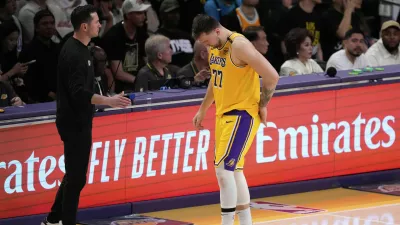 Los Angeles Lakers guard Luka Doncic (77) walks off the court after an injury during the first half in Game 5 of an NBA basketball first-round playoff series against the Minnesota Timberwolves, Wednesday, April 30, 2025, in Los Angeles. (AP Photo/Mark J. Terrill) / Foto: Mark J. Terrill