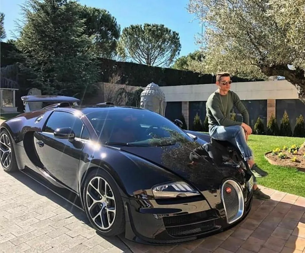 Med okrog 30 luksuznimi avtomobili Cristiana Ronalda je tudi bugatti veyron. / Foto: Instagram