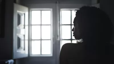 Naked silhouette woman looking by a vintage window. / Foto: David-prado