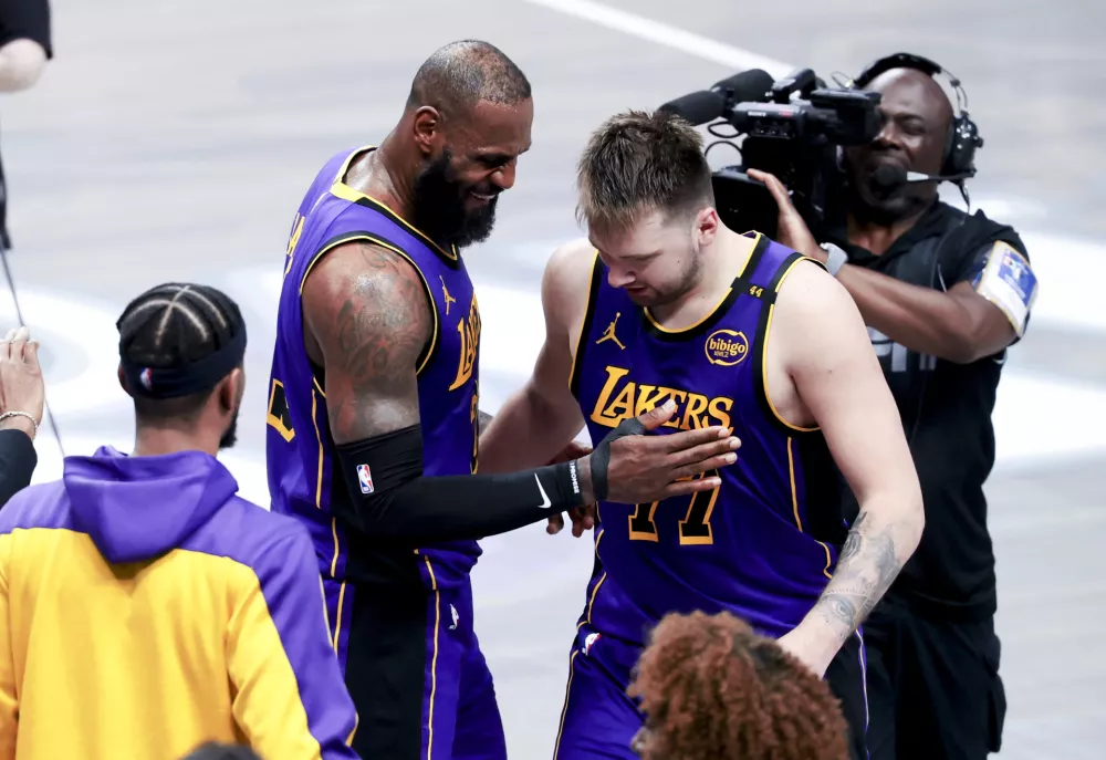 Apr 9, 2025; Dallas, Texas, USA; Los Angeles Lakers forward LeBron James (23) celebrates with Los Angeles Lakers guard Luka Doncic (77) during the fourth quarter against the Dallas Mavericks at American Airlines Center. Mandatory Credit: Kevin Jairaj-Imagn Images / Foto: Kevin Jairaj