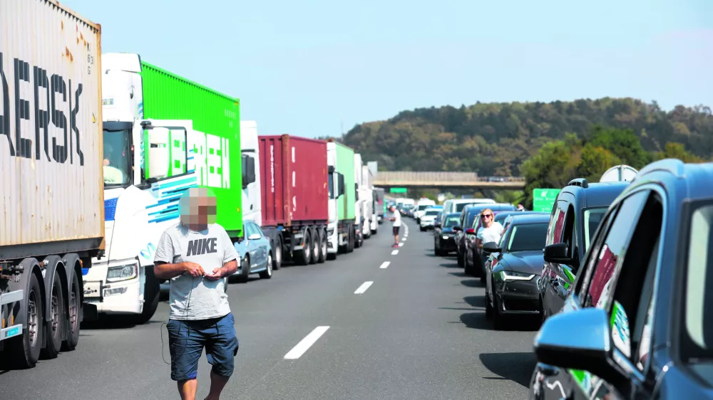 28.08.2024 - Prometna nesreča - &Scaron;tajerska avtocesta - re&scaron;evanje s helikopterjem - re&scaron;evalni pas - hoja po avtocestiFOTO: Luka Cjuha / Foto: Luka Cjuha