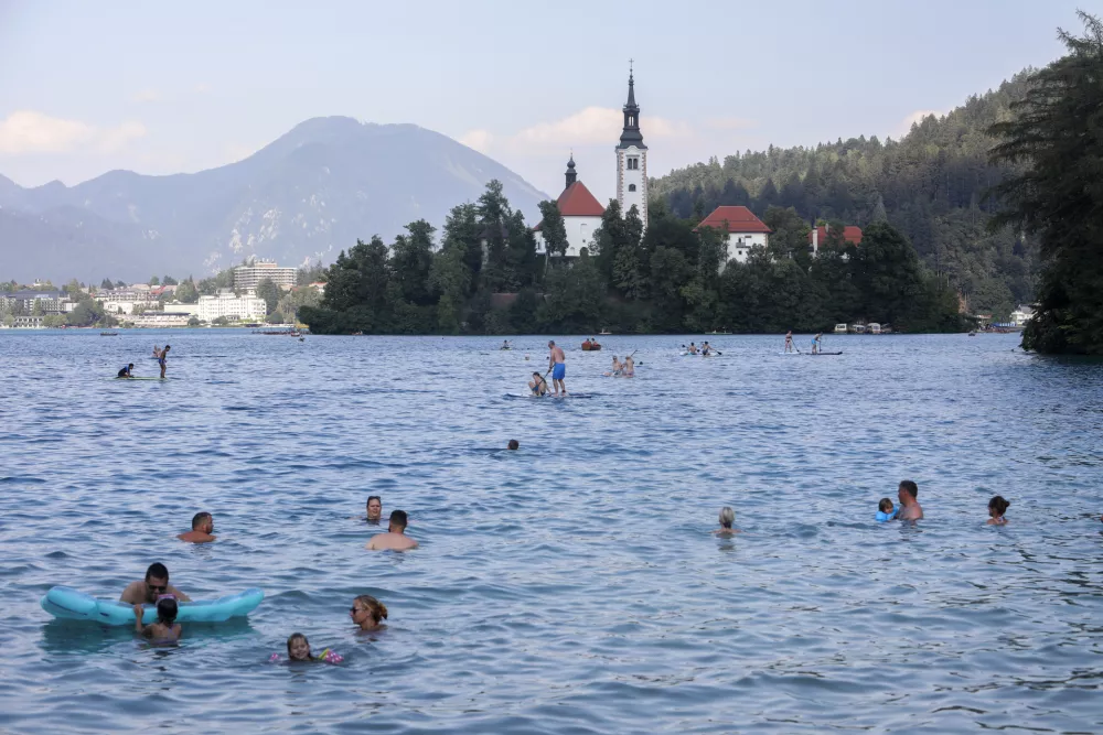 - 21.7.2022 - Bled - Blejski otok, kopalci, turisti, vročina, hlajenje, jezero, vodne aktivnosti //FOTO: Jaka Gasar / Foto: Jaka Gasar