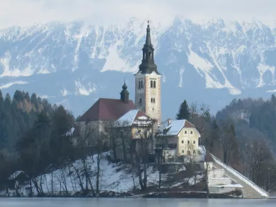 blejski otok, zamrzneno jezero / Foto: Miran &scaron;ubic