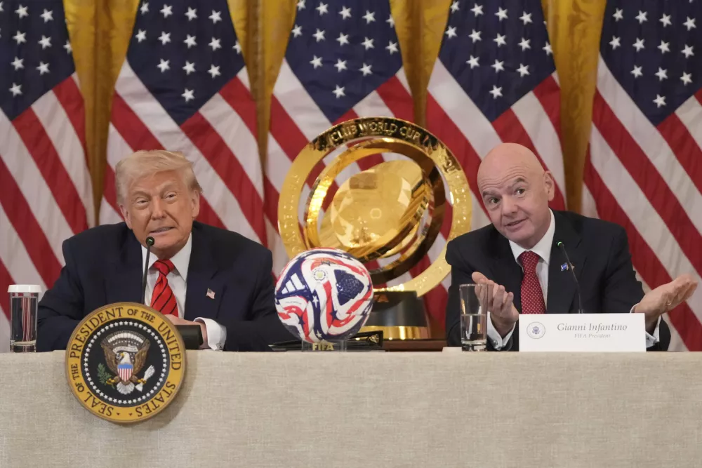 President Donald Trump listens as FIFA President Gianni Infantino speaks during a FIFA task force meeting on the 2026 FIFA World Cup in the East Room of the White House, Tuesday, May 6, 2025, in Washington. (AP Photo/Mark Schiefelbein) / Foto: Mark Schiefelbein
