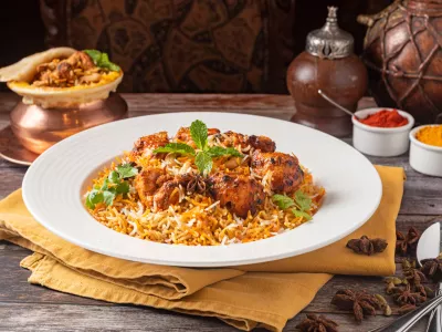 A closeup of chicken biryani dish served on a wooden table / Foto: Wirestock