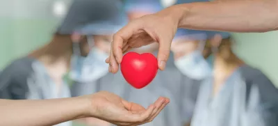 Heart transplant and organ donation concept. Hand is giving red heart. / Foto: Vchal