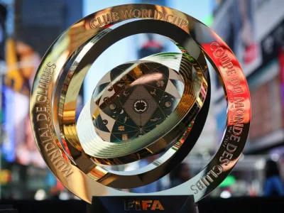 Pred klubskim svetovnim nogometnim prvenstvom v ZDA so na newyor&scaron;kem Times Squaru razstavilia pokal, ki ga bo prejmel zmagovalec svetovnega klubskega prvenstva.&nbsp;/ Foto: Reuters