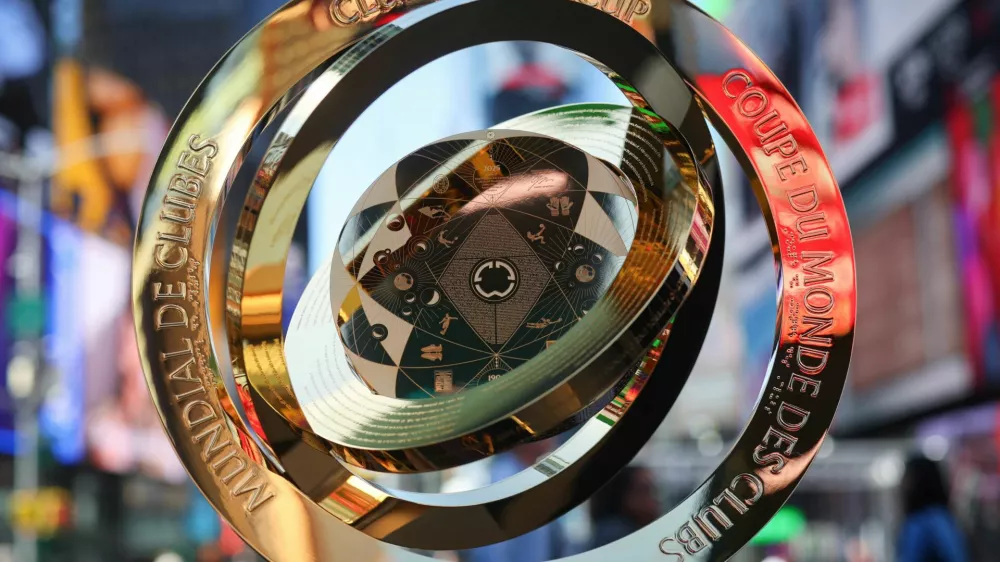 Pred klubskim svetovnim nogometnim prvenstvom v ZDA so na newyor&scaron;kem Times Squaru razstavilia pokal, ki ga bo prejmel zmagovalec svetovnega klubskega prvenstva.&nbsp;/ Foto: Reuters