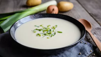 Vichyssoise - traditional French soup made of leek, potato and onion / Foto: Noirchocolate