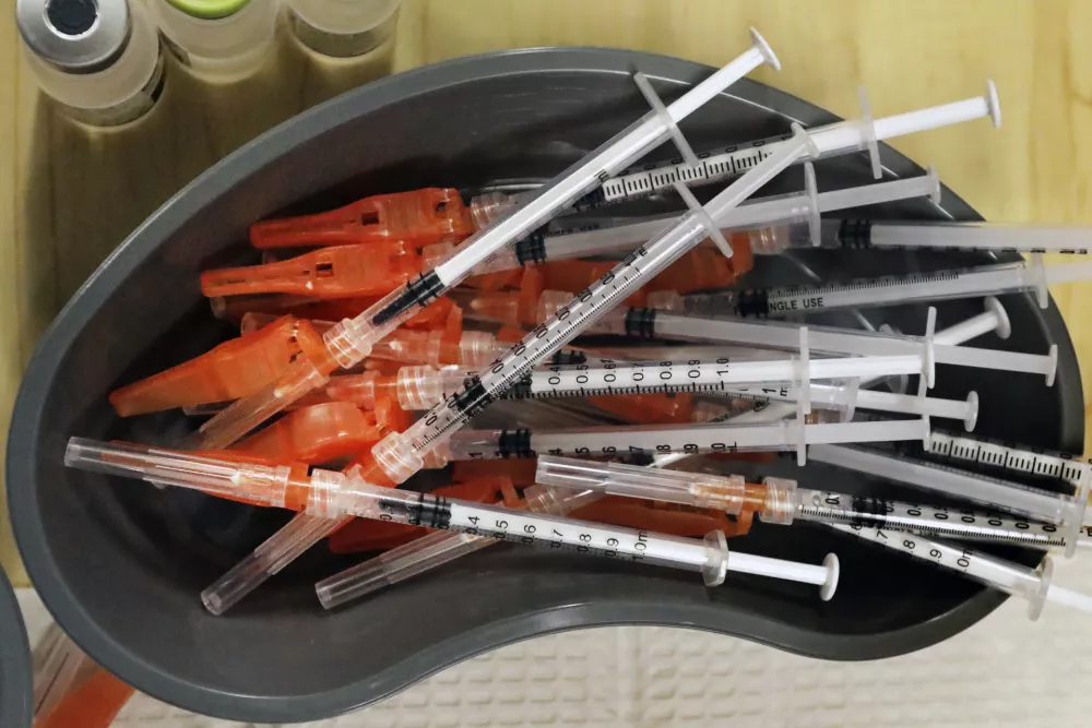 FILE - Pre-loaded syringes of the COVID-19 vaccine are ready for use in New Orleans on Jan. 25, 2022. (AP Photo/Ted Jackson, File) / Foto: Ted Jackson