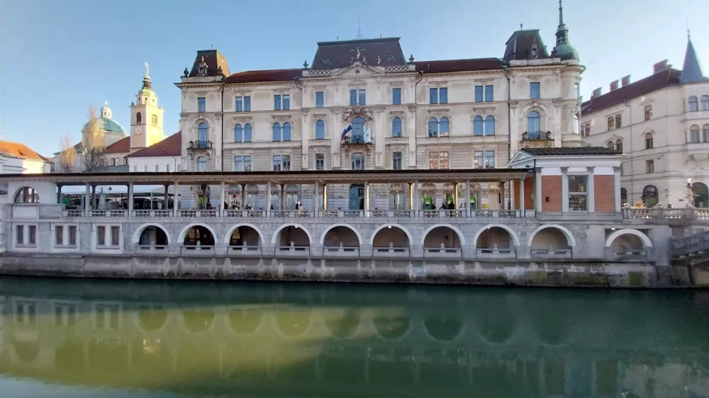 Plečnikove arkade - Ljubljanica - Plečnikove tržnice - nekdanji gostinski lokal Ribica - Kresija - stolnica