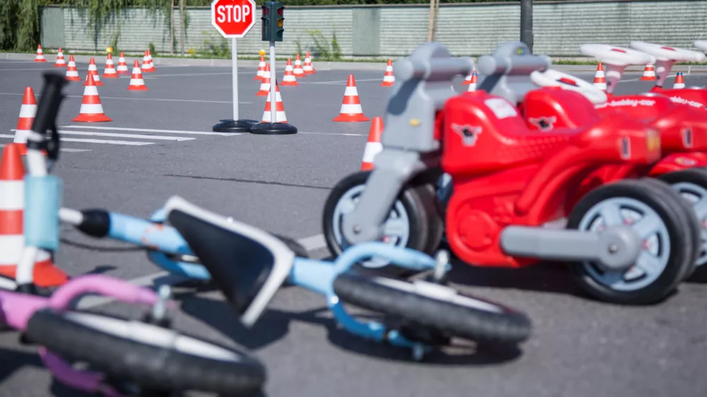 - 25.08.2016 - novinarska konferenca Zavoda Varna pot ob začetku &scaron;olskega leta. Zavod Varna pot organizira preventivno poučne in otrokom prilagojene delavnice o varnem ravnanju v prometu. - varnost na cesti - prometni znak - stop - cesta - predpis - ..//FOTO: Maja Marko