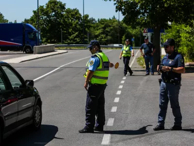 - slovensko-italijanska policijska patrulja &ndash; policija - 01.07.2019 &ndash; Sežana - nekdanji mejni prehod Lipica - Slovensko-italijansko mejo začeli nadzorovati me&scaron;ane slovensko-italijanske policijske patrulje s ciljem zaustaviti nezakonite prehode meja //FOTO: Bojan Velikonja
