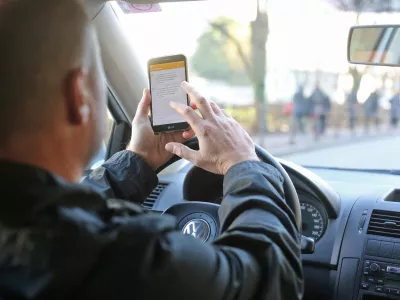 Med pisanjem sporočila SMS je pogled s cesti&scaron;ča umaknjen &scaron;tirikrat dlje kot pri normalni vožnji brez kakr&scaron;nih koli zunanjih vplivov. Foto: Bojan Velikonja