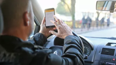 Med pisanjem sporočila SMS je pogled s cesti&scaron;ča umaknjen &scaron;tirikrat dlje kot pri normalni vožnji brez kakr&scaron;nih koli zunanjih vplivov. Foto: Bojan Velikonja