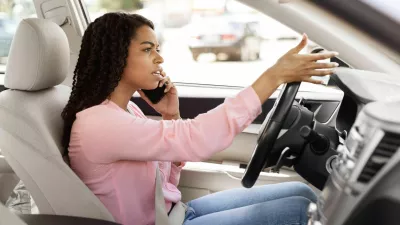 Telefoniranje med vožnjo je raz&scaron;irjen pojav, ki predstavlja vse večji problem. Med drugim vpliva na slab&scaron;i reakcijski čas in počasnej&scaron;e zaznavanje prometne signalizacije. Foto: Reuters