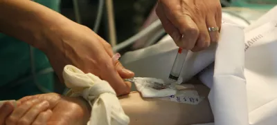 - injekcija - - 23.03.2015 - Ortopedska klinika UKC v Ljubljani - Oddelek za artroskopijo in poškodbe pri športu - operacija nožnega palca (haluks valgus), - operacijska dvorana - - kirurški operativni poseg - zdravstvo //FOTO: Tomaž Skale