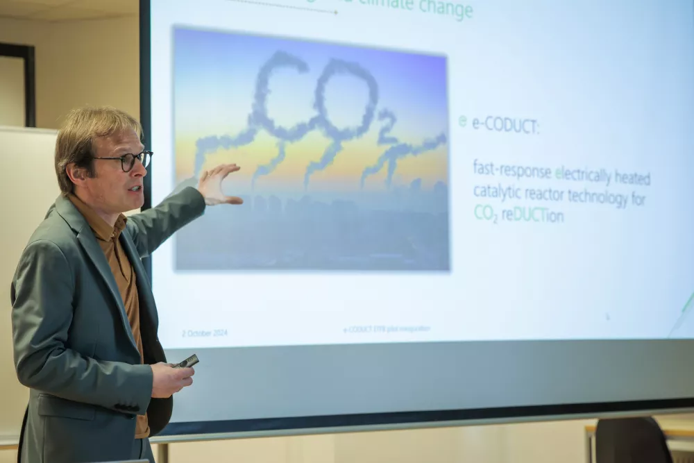 Dol pri Ljubljani, Reaktorski center Podgorica.Predstavitev projekta e-CODUCT s ciljem zmanjsanja toplogrednih plinov in kislih plinov pred uradnim odprtjem pilotnega elektrotermicnega kataliticnega reaktorja z lebdecim slojem v organizaciji Kemijskega instituta in Centra odlicnosti nizkoogljicne tehnologije.Raziskovalec in profesor na Univerzi v Gentu (UGENT) Joris Thybaut.