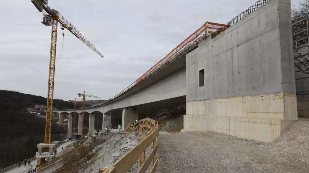 - 28.02.2024 - Železni&scaron;ki viadukt Vinjan - dogodek družbe 2TDK ob dokončanju glavnih gradbenih del na viaduktu Vinjan - Drugi tir železni&scaron;ke proge Divača - Koper, //FOTO: Luka Cjuha