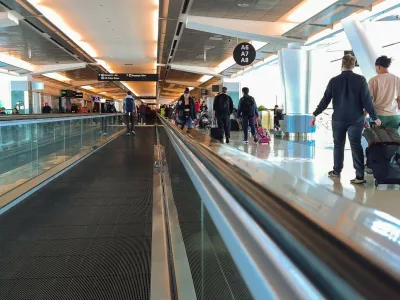 San Francisco, California, USA. August 2, 2024. Passengers walking through a brightly lit terminal at San Francisco International Airport with moving walkways.,Image: 906525354, License: Royalty-free, Restrictions: Contributor country restriction: Worldwide, Worldwide.Contributor usage restriction: Advertising and promotion, Consumer goods.Contributor media restriction: {30654A15-EEB5-421D-826F-3628BBF21768}, {30654A15-EEB5-421D-826F-3628BBF21768}., Model Release: no / Foto: Profimedia