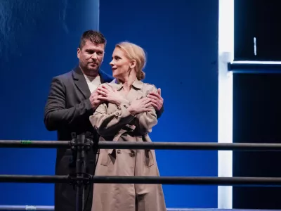 Katja Konvalinka kot Ana in baritonist Rok Bavčar kot Dmitrij v Svetetovi komorni operi Sopra lo amore F Darja &Scaron;travs Tisu