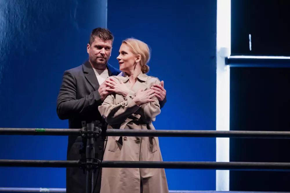 Katja Konvalinka kot Ana in baritonist Rok Bavčar kot Dmitrij v Svetetovi komorni operi Sopra lo amore F Darja &Scaron;travs Tisu