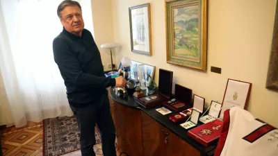 Leta 2022 je Aleksander Vučić ljubljanskemu županu podelil srbsko državno odlikovanje (na fotografiji skrajno desno) za &raquo;posebne zasluge pri razvoju in utrjevanju sodelovanja in prijateljskih odnosov med Republiko Srbijo in Republiko Slovenijo&laquo;. Foto:Tomaž Skale