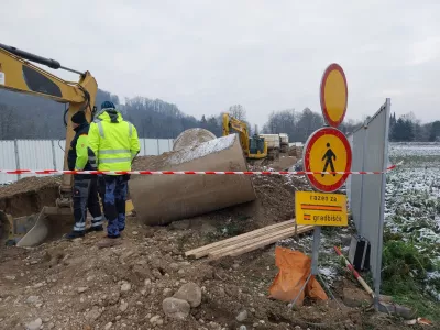 Ljubljanska občina je pri gradnji kanala C0 in nadgradnji centralne čistilne naprave sklenila za 21,8 milijona evrov aneksov. Pri gradnji fekalne kanalizacije tovrstnih aneksov za zdaj ni bilo. Foto: Vanja Brkić