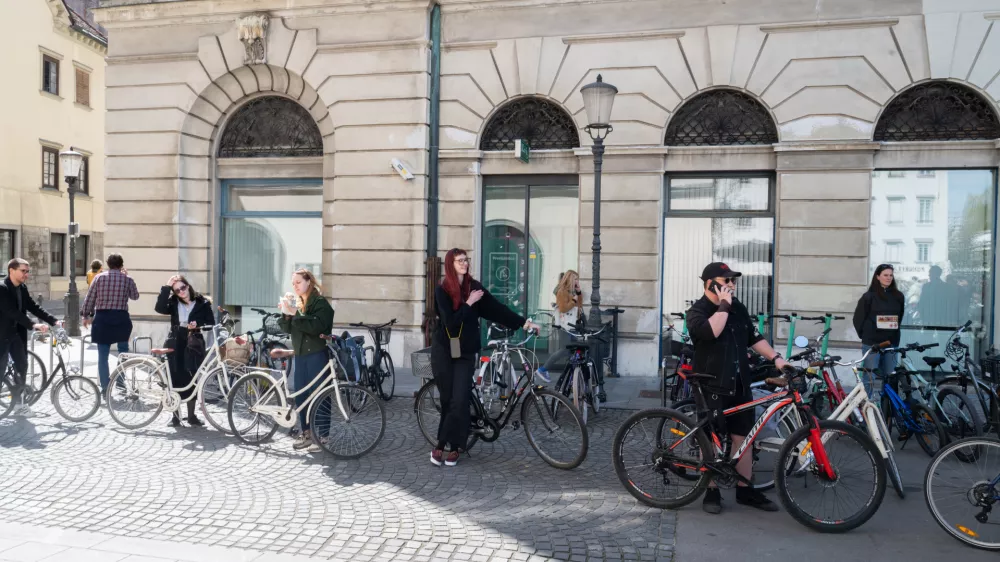 Priložnost brezplačnega popravila kolesa se je lepo prijela. Foto: Nik Erik Neubauer