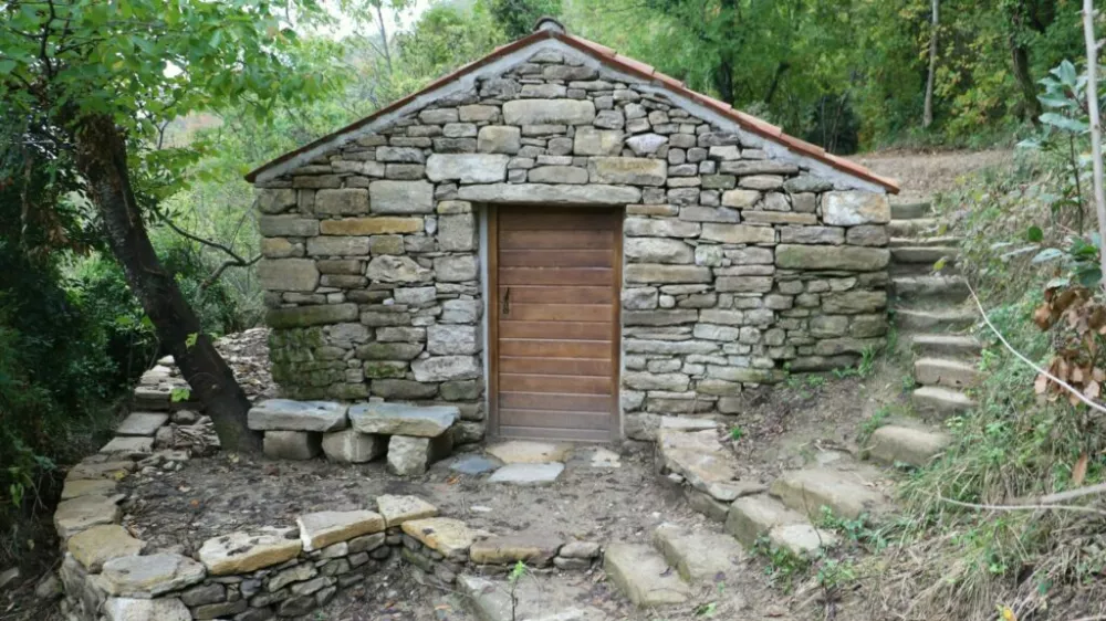 V sklopu projekta POSEIDONE, smo v oktobru 2023 obnovili staro kamnito hi&scaron;o ali kažeto. Kot nekoč, je bila zgrajena v suhozidni tehniki, kar pomeni, da med samimi kamni ni veziva, kot je malta.