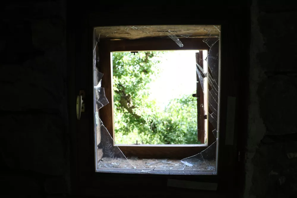 Vandali so z notranje strani razbili steklo na oknu. Foto: FB/Krajinski park Strunjan