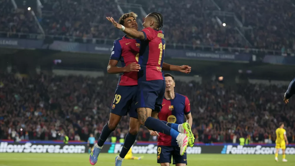 Soccer Football - Champions League - Quarter Final - First Leg - FC Barcelona v Borussia Dortmund - Estadi Olimpic Lluis Companys, Barcelona, Spain - April 9, 2025 FC Barcelona's Lamine Yamal celebrates scoring their fourth goal with Raphinha REUTERS/Nacho Doce