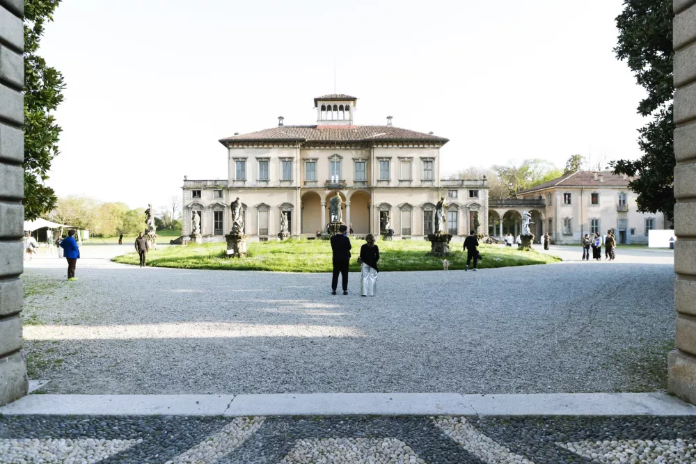 Raszavi&scaron;če Alcova na Milanskem tednu oblikovanja v vili Bagatti Valsecchi