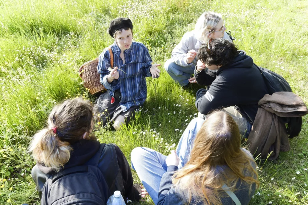 Delavnice v parku vile Bagatti Valsecchi, kjer je Gaja Pegan Nahtigal (From Gaja) na&scaron;tela 45 užitnih rastlin, spodbujajo h nabiranju hrane v lokalnem okolju, tudi urbanem.