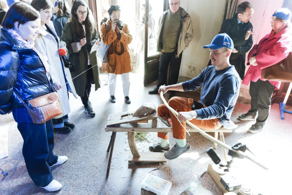 : Izdelovanje sodobne interpretacije pletene ko&scaron;are je obiskovalcem predstavil Aljaž Celarec iz Hi&scaron;e Mandrove.