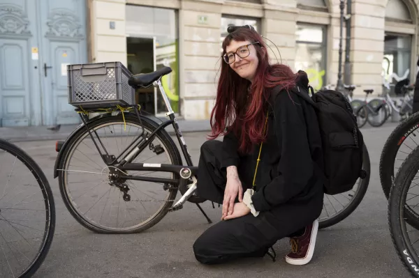 Kolesarka Vita Tu&scaron;ek si je zaradi gneče premislila in se s prazno zadnjo zračnico odpravila do kolesarskega centra na Trubarjevi.&nbsp;Foto:&nbsp;Nik Erik Neubauer