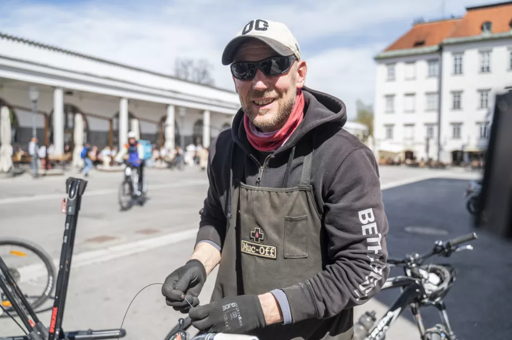 Klemen Mavec, servis koles: &raquo;Da bom imel danes veliko dela, sem dojel pred dvema dnevoma, ko sem začel dobivati klice ljudi. Zanimalo jih je, kak&scaron;ne servise opravljam in ali se je treba na njih predhodno naročiti.&laquo; Foto:&nbsp;Nik Erik Neubauer