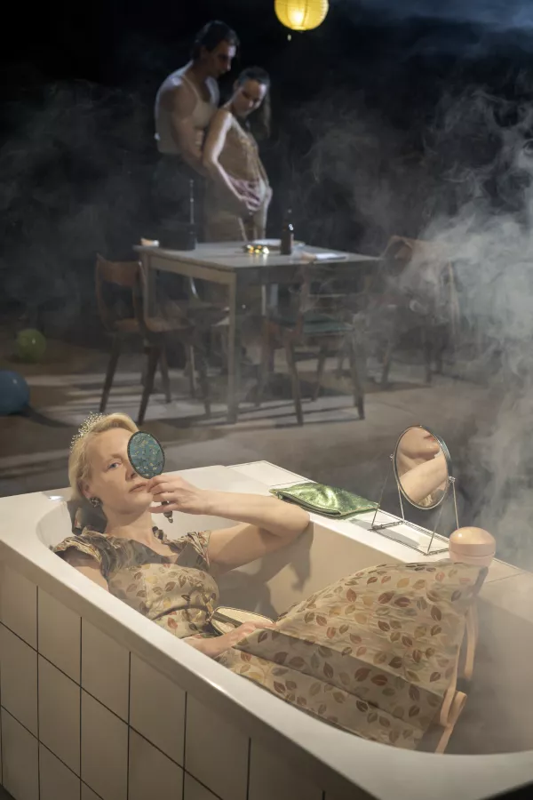 Kot osrednji junaki igre Tramvaj Poželenje v režiji Nine &Scaron;orak bodo na oder Male Drame stopili Polona Juh (Blanche), Jure Henigman (Stanley) in Iva Babić (Stella). Foto: Peter Uhan