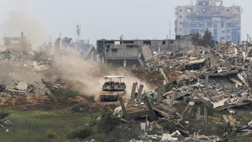 An Israeli tank maneuvers in Gaza, as seen from the Israeli side of the Gaza border, April 7, 2025. REUTERS/Amir Cohen   TPX IMAGES OF THE DAY