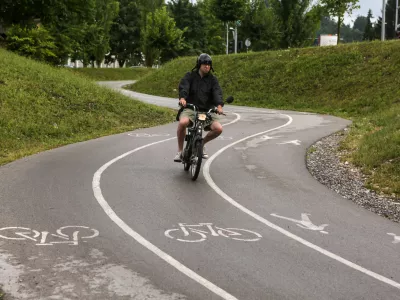 28.6.2017 - moped - vožnja z dvokolesnikom omejitev hitrosti 25 kmh - čelada prometna varnost //FOTO: Luka Cjuha.