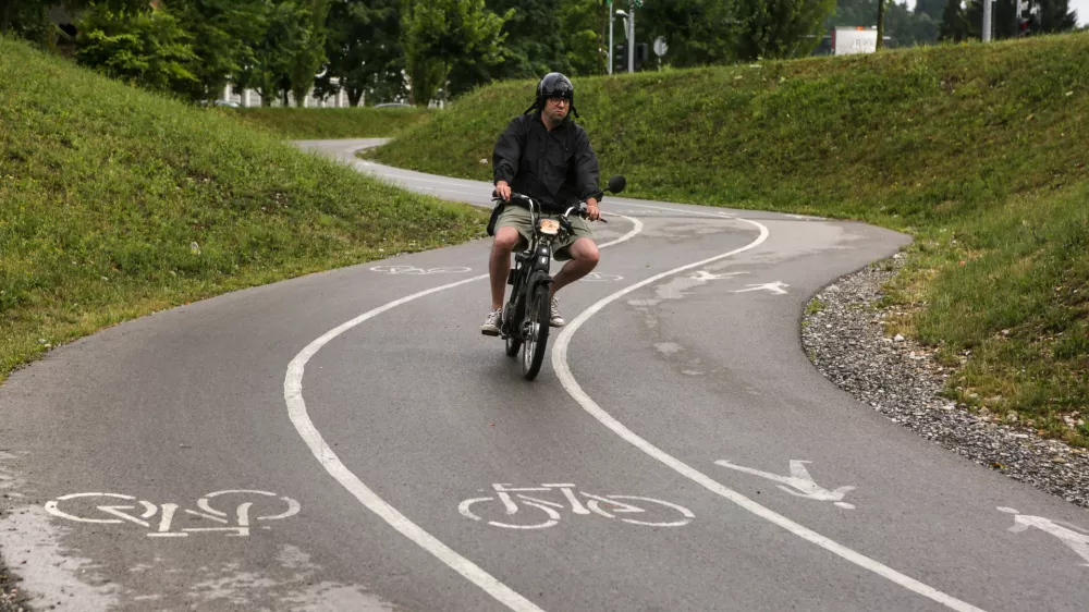 28.6.2017 - moped - vožnja z dvokolesnikom omejitev hitrosti 25 kmh - čelada prometna varnost //FOTO: Luka Cjuha.